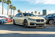 Sedan BMW 750i sơn kiểu Taxi có giá 2,8 tỷ đồng 